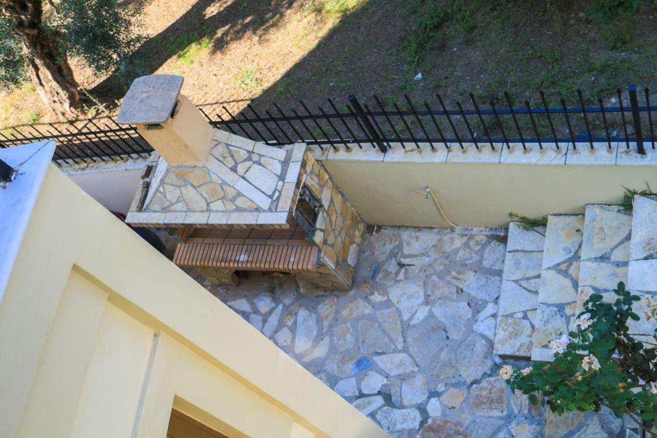 Maison Fleurs Diakopto Exterior photo